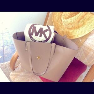 PRICE DROP🤑MCHAEL KORS TOTE BAG